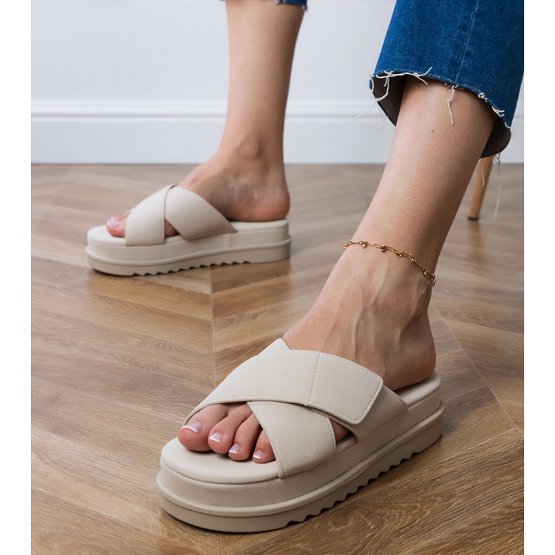 Béžové klapky s pruhy na platformě béžový 1