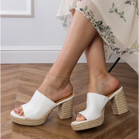 Bílé espadrilles na příspěvku bílý 1