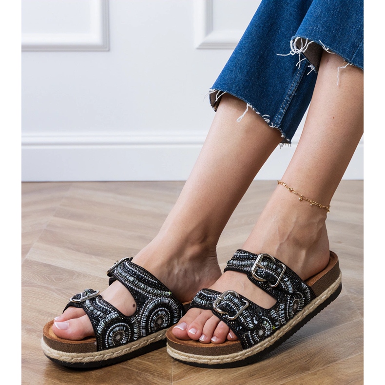 Černé etnické žabky se svorkami na pruhy černá 2