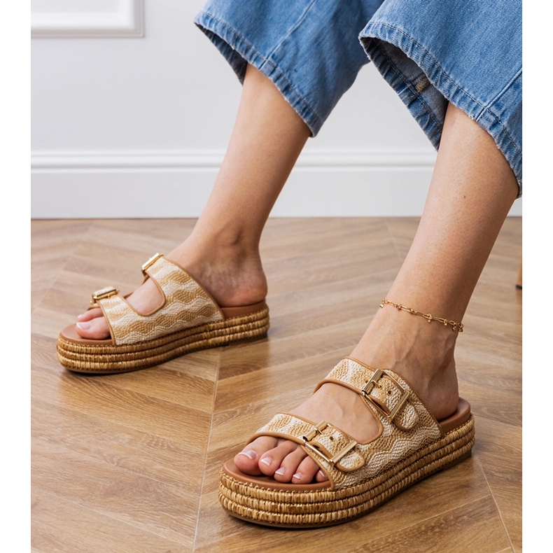 Béžové klapky se svorkami na pruzích béžový 1