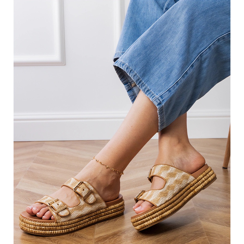 Béžové klapky se svorkami na pruzích béžový 2