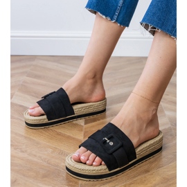 Black Flip -Flops na platformě s dekorativní sponou černý 1