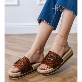 Leopard Flip -Flops na platformě s dekorativní sponou hnědý 2 Leopard Flip -Flops na platformě s dekorativní sponou hnědý 2