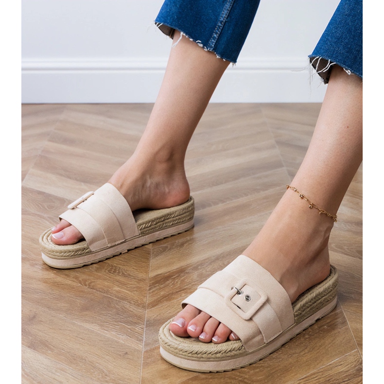 Béžové klapky na plošině s ozdobnou sponou béžový 1