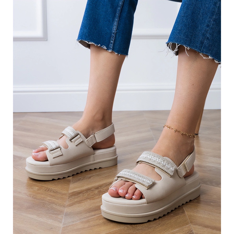 Béžové sandály s vyšívanými pruhy na platformě béžový 1