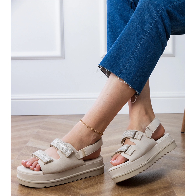 Béžové sandály s vyšívanými pruhy na platformě béžový 2