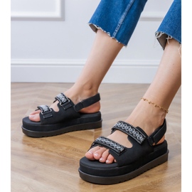 Černé sandály s vyšívanými pruhy na platformě černý 1