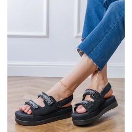 Černé sandály s vyšívanými pruhy na platformě černý 2