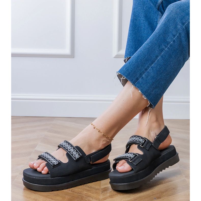 Černé sandály s vyšívanými pruhy na platformě černá 2