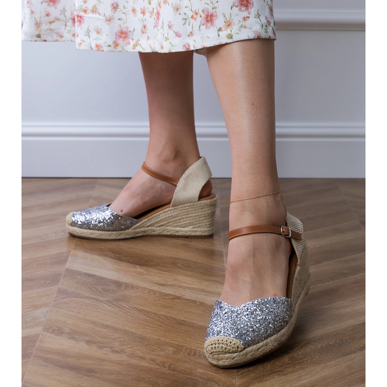 Stříbrné brokátové sandály na klínu stříbrný 1