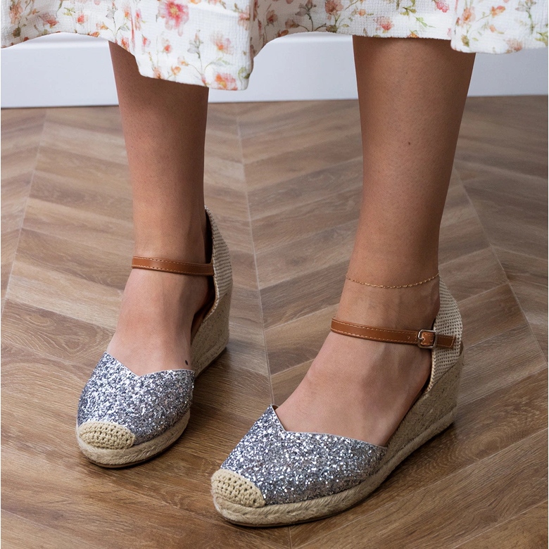 Stříbrné brokátové sandály na klínu stříbrný 2