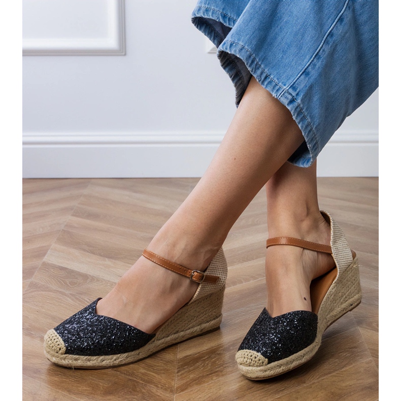 Černé brokátové sandály na klínu černá 2