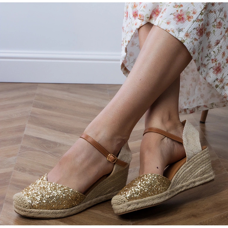 Zlaté brokátové sandály na klínu zlatý 1