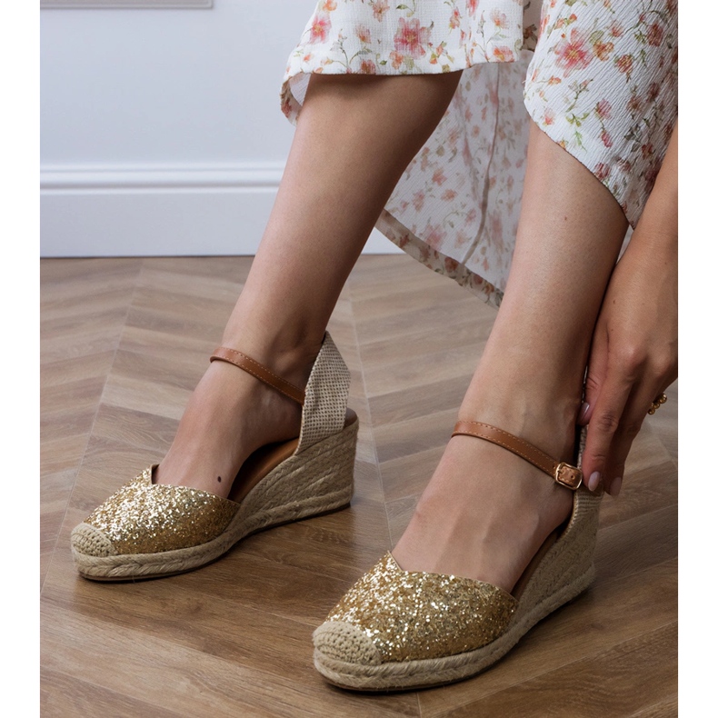 Zlaté brokátové sandály na klínu zlatý 2