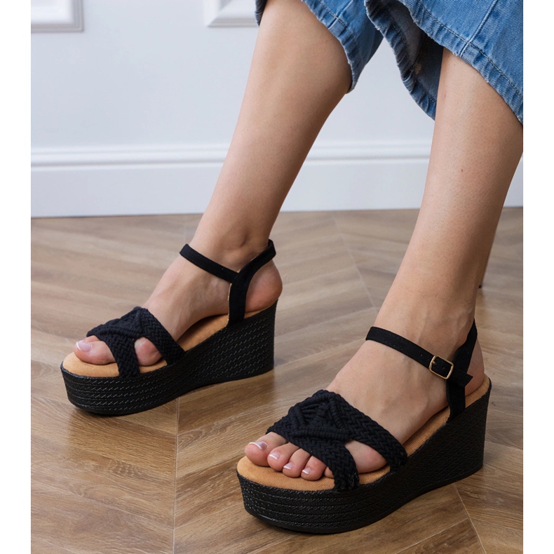 Černé sandály na plošině s svázaným popruhem černá 1