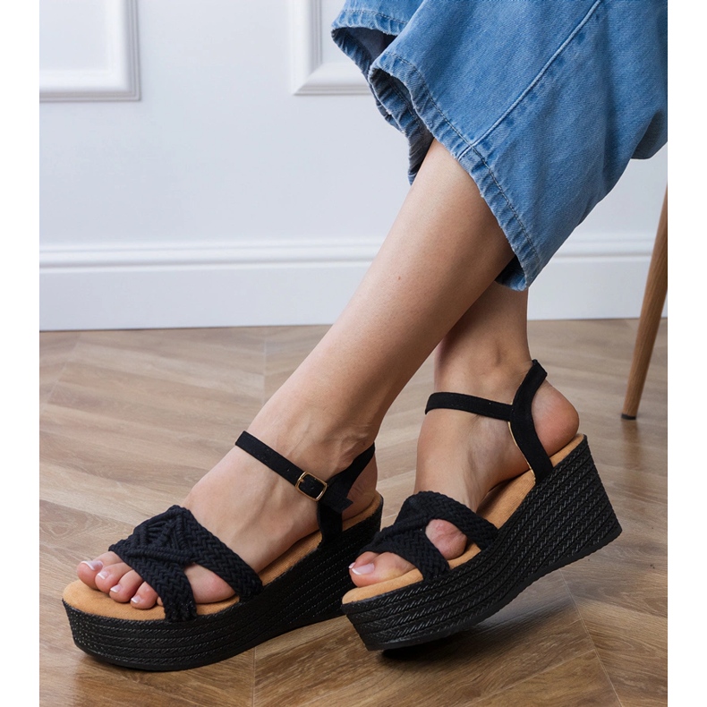 Černé sandály na plošině s svázaným popruhem černá 2