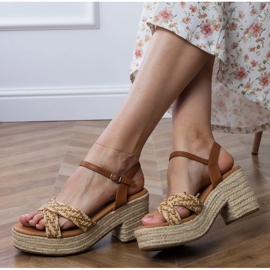 Hnědé sandály zabalené na sloupku hnědý 1 Hnědé sandály zabalené na sloupku hnědý 1