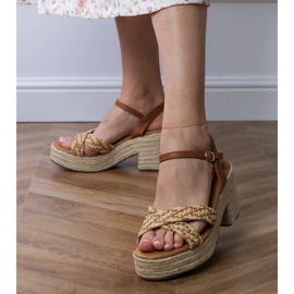 Hnědé sandály zabalené na sloupku hnědý 2 Hnědé sandály zabalené na sloupku hnědý 2