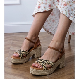 Černé sandály tkané na příspěvku černý 1