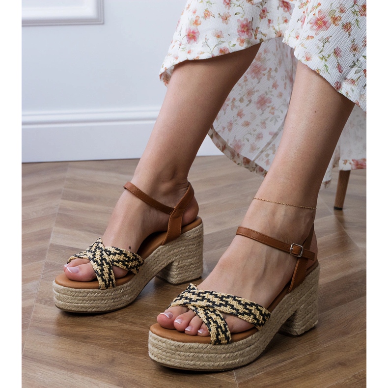 Černé sandály tkané na příspěvku černá 1