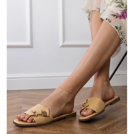 Béžové ploché žabky se zlatou dekorací béžový 2