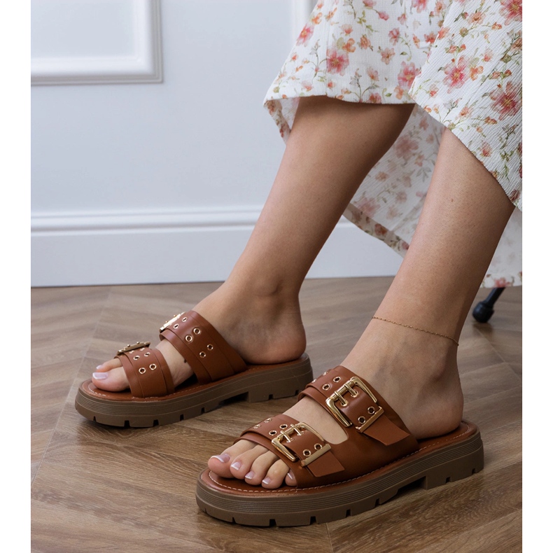 Hnědé ploché žabky se svorkami pruhů hnědý 1