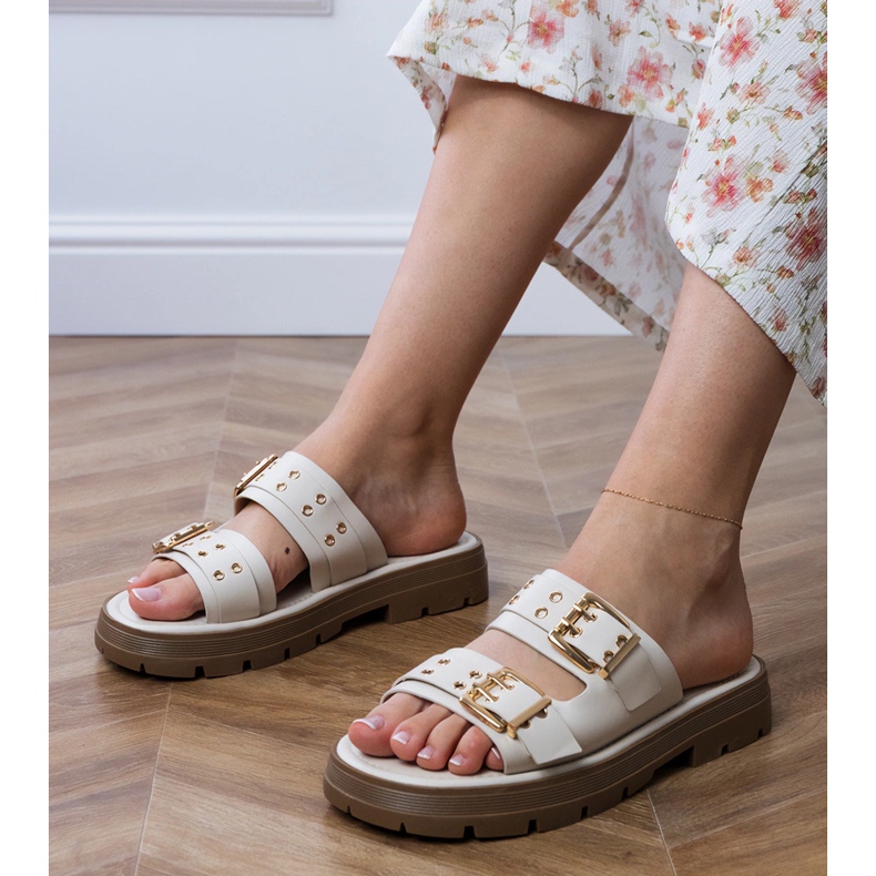 Béžové ploché klapky se svorkami na pruzích béžový 1