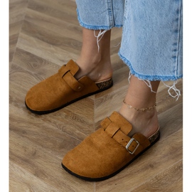 Hnědé flip -flops postavené na korku hnědý 2 Hnědé flip -flops postavené na korku hnědý 2