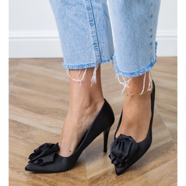 Černá saténová čerpadla s květem černý 2