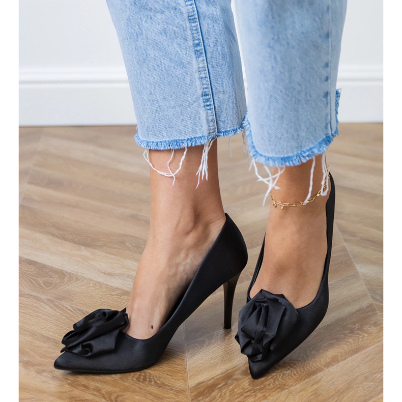 Černá saténová čerpadla s květem 2