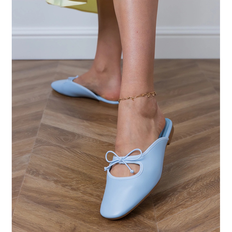 Modré flip -flops postavené na ploché podrážce modrý 1