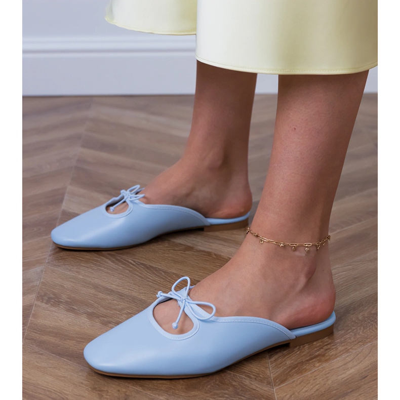 Modré flip -flops postavené na ploché podrážce modrý 2