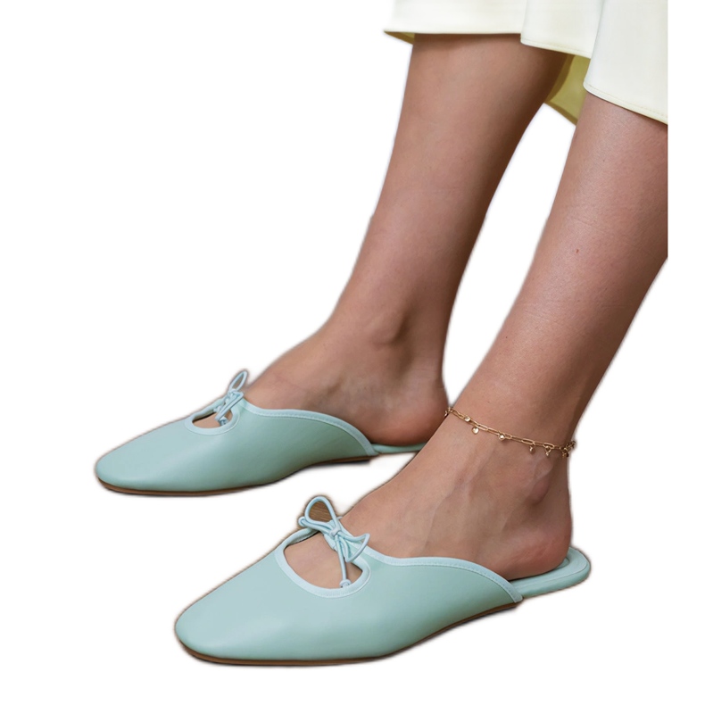 Zelené flip -flops postavené na ploché podrážce zelený 1