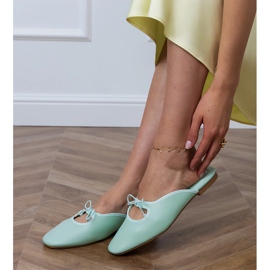 Zelené flip -flops postavené na ploché podrážce zelený 2