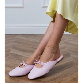 Růžové flip -flops postavené na ploché podrážce růžový 2