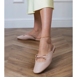 Béžové překlopení postavené na ploché podrážce béžový 1