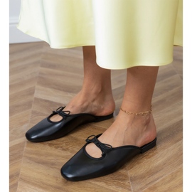 Black Flip -flops postavené na ploché podešvi černá 2