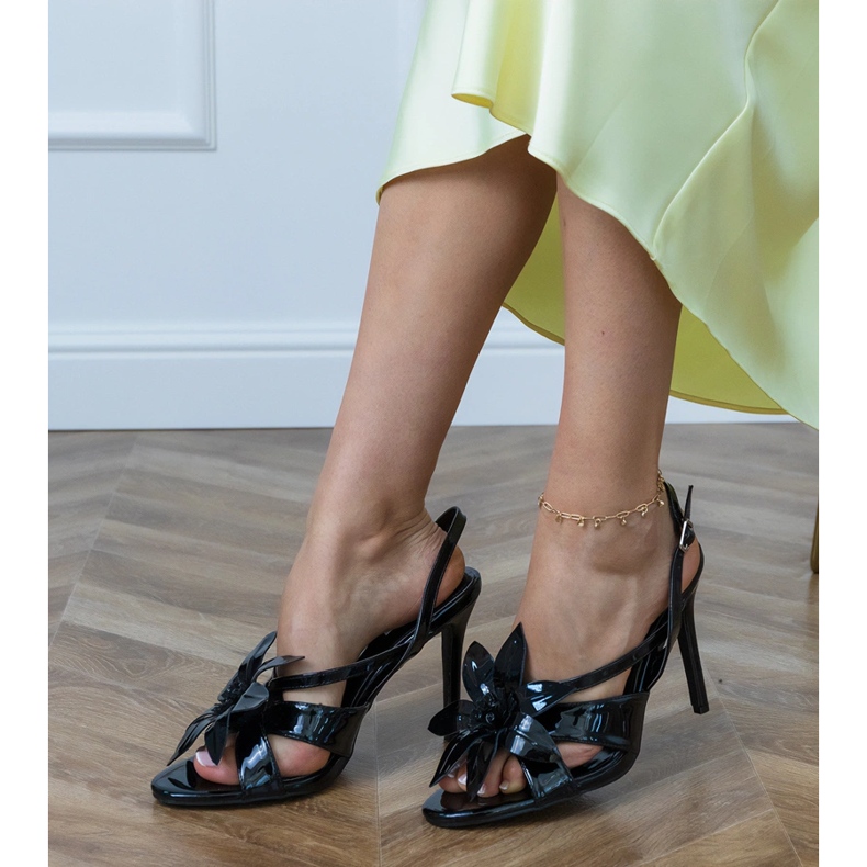 Černé sandály jsou valené na patě zdobené květinou černá 2