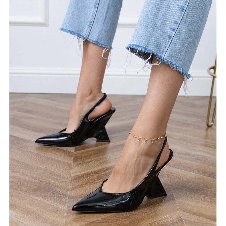 Černé sandály na geometrickém klínu černá 1