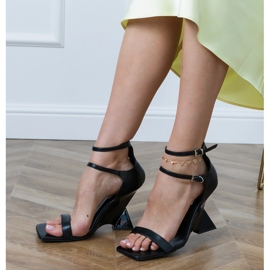 Černé sandály s pásem na geometrickém klínu černý 2