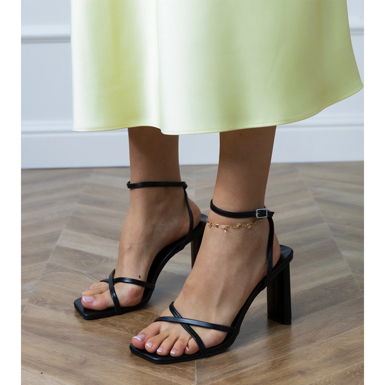 Černé sandály s pruhy připevněné kotníkem černá 2