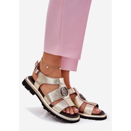 Dámské kožené sandály jsou rozptýleny dekorativním detailem Artikera 56C0689 PLN zlatý 1 Dámské kožené sandály jsou rozptýleny dekorativním detailem Artikera 56C0689 PLN zlatý 1