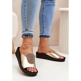 S.Barski Dámské kožené žabky s ozdobou KV51-028 PLN zlatý 2 S.Barski Dámské kožené žabky s ozdobou KV51-028 PLN zlatý 2