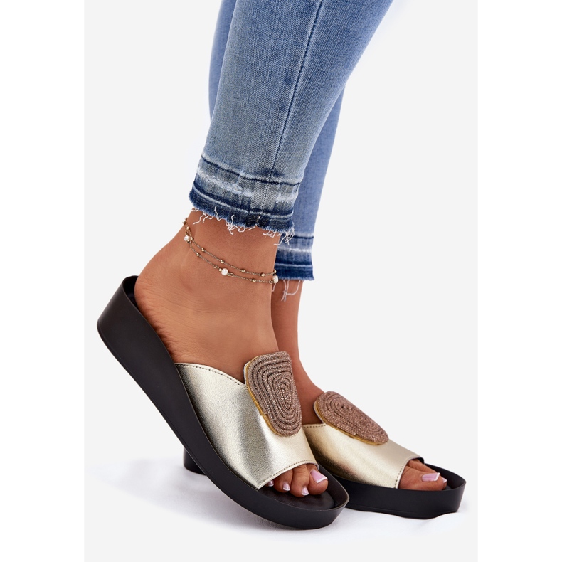 S.Barski Dámské kožené žabky s ozdobou KV51-028 PLN zlatý 1 S.Barski Dámské kožené žabky s ozdobou KV51-028 PLN zlatý 1