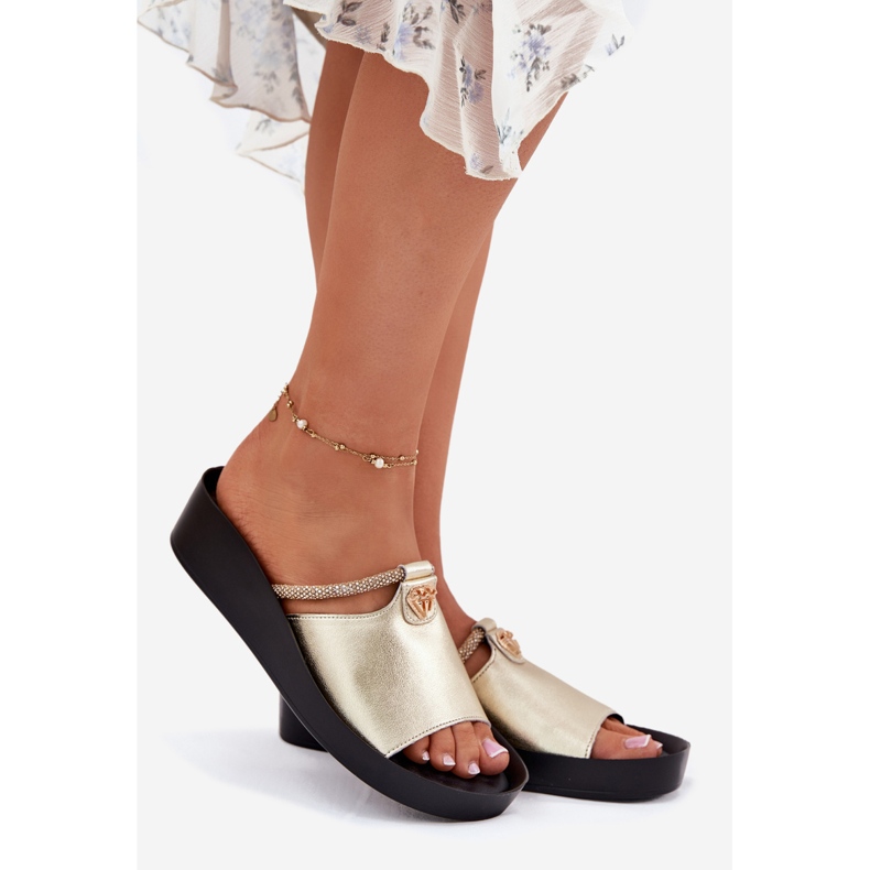 S.Barski Dámské kožené žabky s dekorativním zlatým pásem KV51-034 1 S.Barski Dámské kožené žabky s dekorativním zlatým pásem KV51-034 1