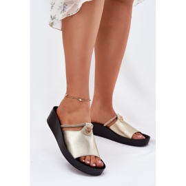 S.Barski Dámské kožené žabky s dekorativním zlatým pásem KV51-034 2 S.Barski Dámské kožené žabky s dekorativním zlatým pásem KV51-034 2