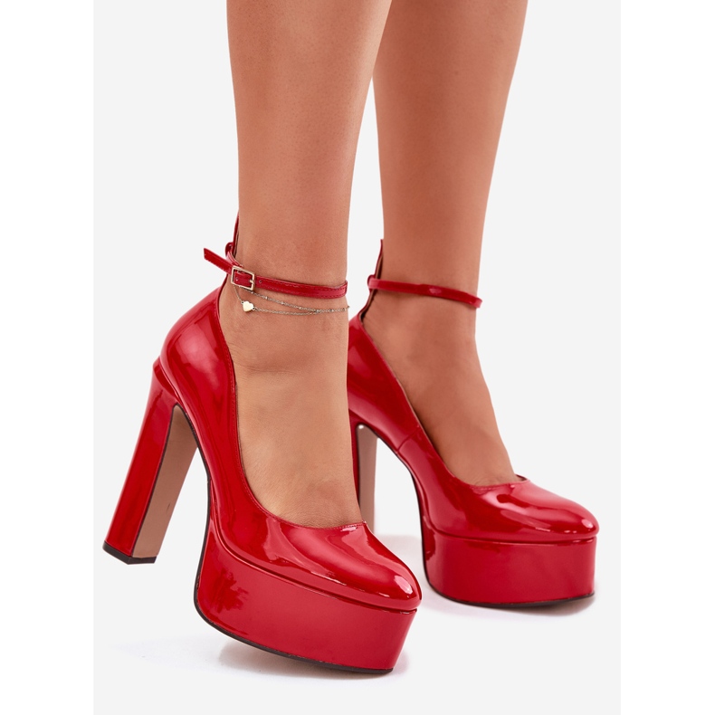 Malovaná čerpadla na vysoké a červené platformě 1