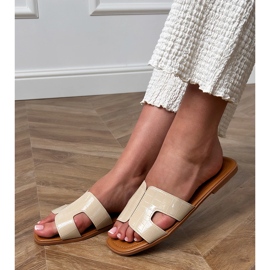 Béžové klapky na ploché podrážce s lisováním béžový 1