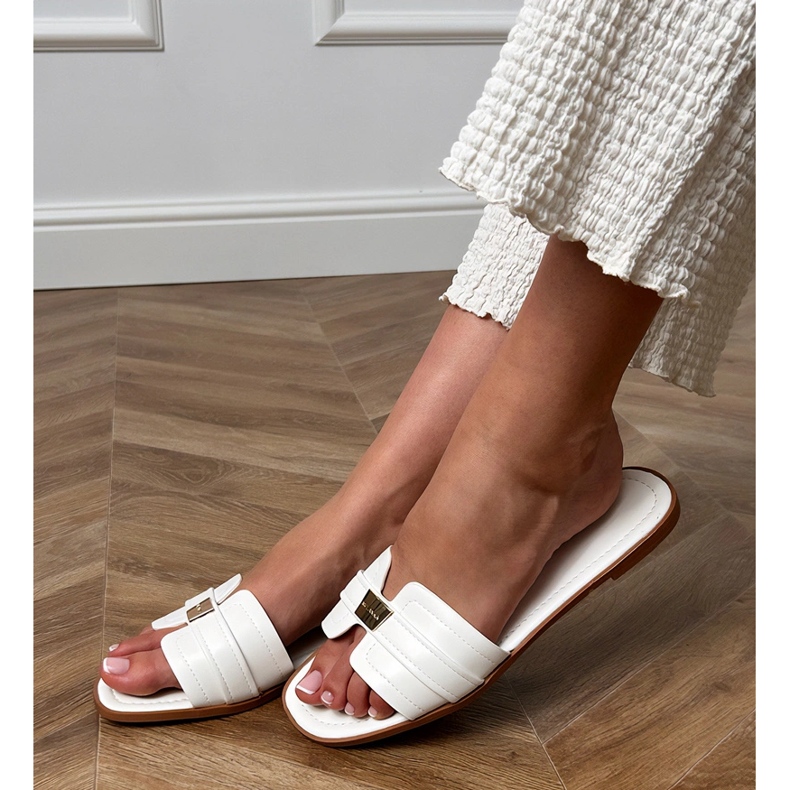 Břetové propadnutí bílých žen s ozdobou na pásu 2