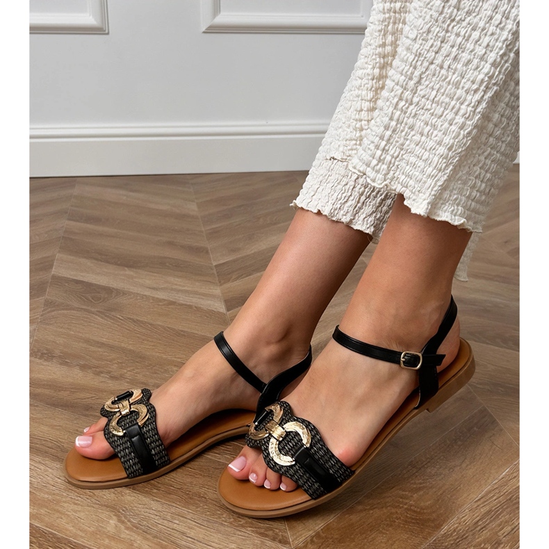 Černé ploché sandály se zlatou dekorací černá 1